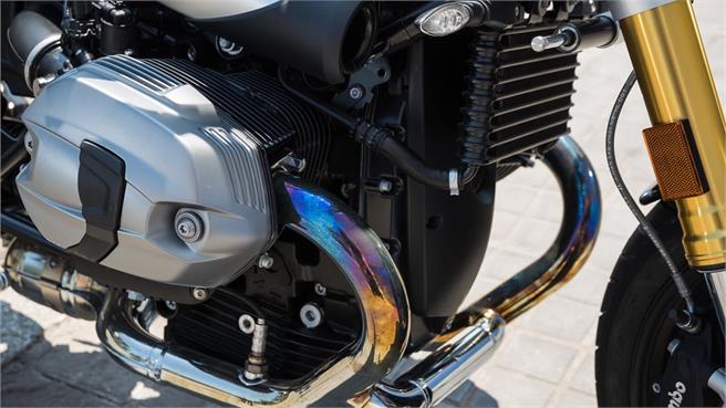 BMW R nineT vs Triumph Thruxton 2017