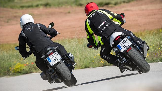 BMW R nineT vs Triumph Thruxton 2017