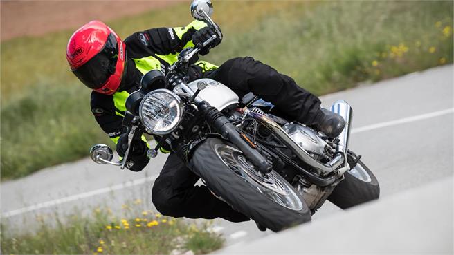BMW R nineT vs Triumph Thruxton 2017