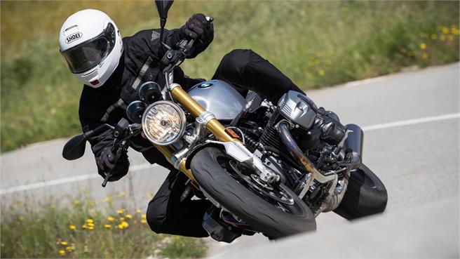 BMW R nineT vs Triumph Thruxton 2017