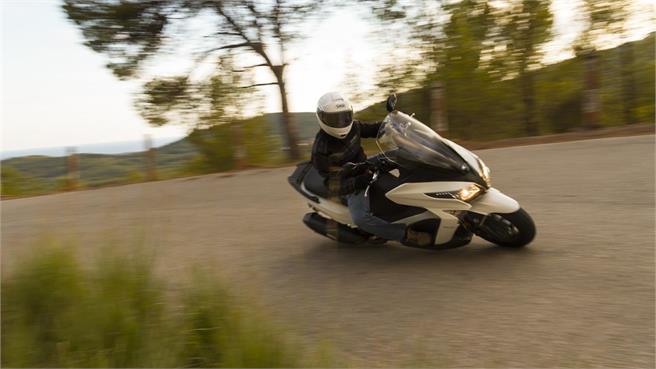 Kymco Grand Dink 300: más por menos