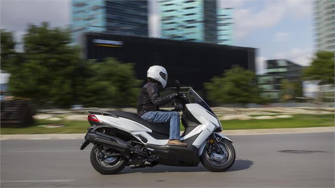Kymco Grand Dink 300: más por menos