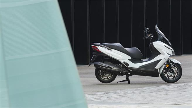 Kymco Grand Dink 300: más por menos