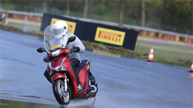Pirelli Angel y Diablo Rosso Scooter