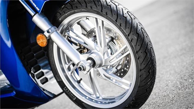 Pirelli Angel y Diablo Rosso Scooter