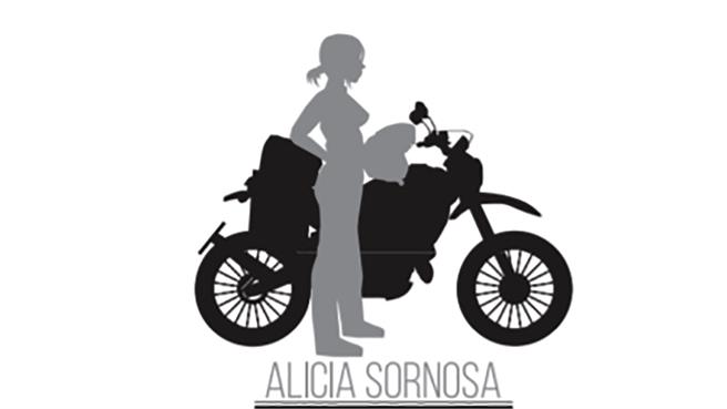 Una mujer, una moto y el mundo