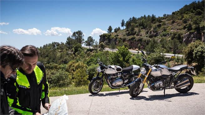 BMW R nineT vs Triumph Thruxton 2017