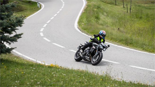 Yamaha MT-09 vs. Triumph Street Triple R