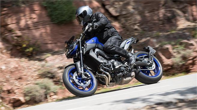 Yamaha MT-09 vs. Triumph Street Triple R