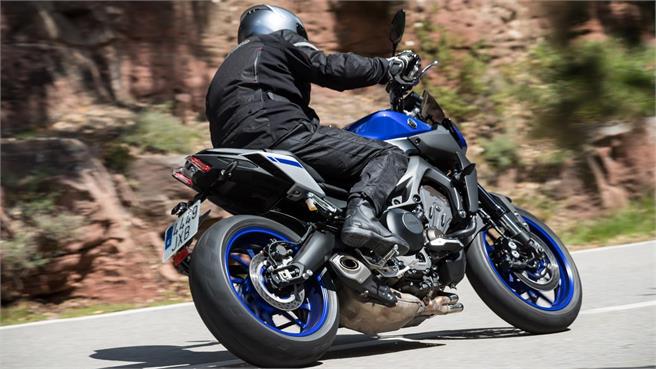 Yamaha MT-09 vs. Triumph Street Triple R
