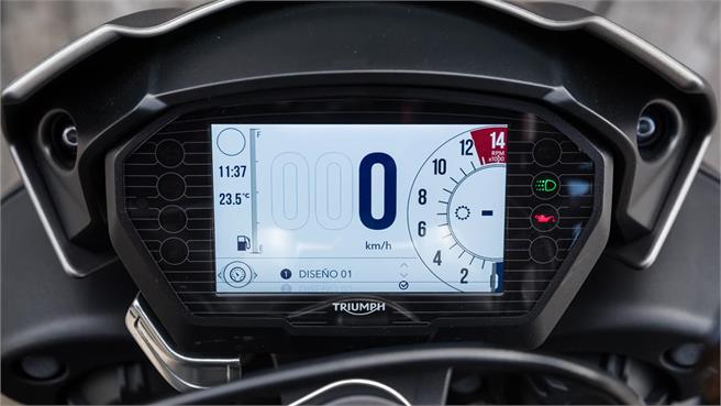 Yamaha MT-09 vs. Triumph Street Triple R