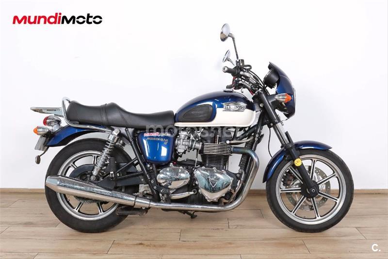 TRIUMPH BONNEVILLE 900