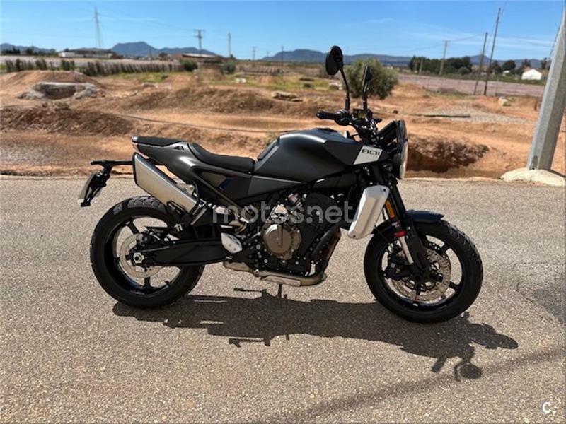 HUSQVARNA Svartpilen 801