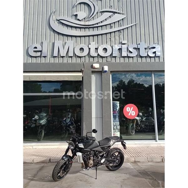 HUSQVARNA Svartpilen 801 Versión 2024