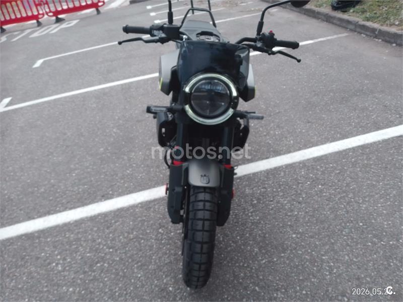 HUSQVARNA SVARTPILEN 401 Versión 2024