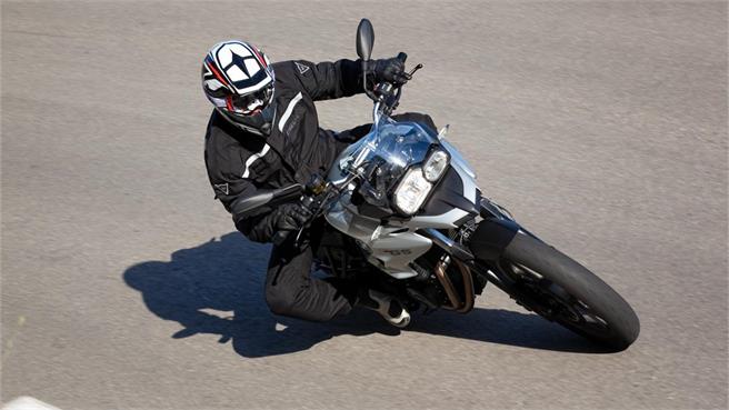 AZ Graphishop Adesivo Paraserbatoio Per BMW F 700 GS (2012-2015) – Modello GP-142(M), Rosso Linea Bianca, Effetto 3D, Made In Italy