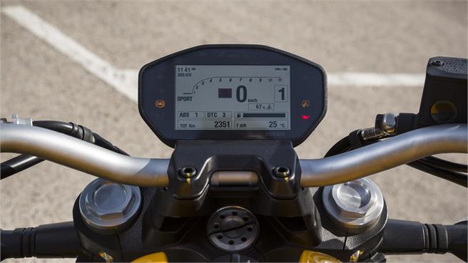 KTM 790 Duke, Ducati Monster 821, Triumph Street Triple R y Yamaha MT09 SP