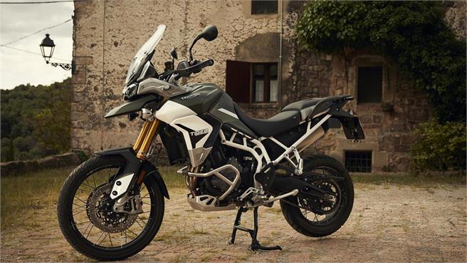 Enfrentamos la referencia del mercado trail de media cilindrada con una dura rival, la Tiger 900