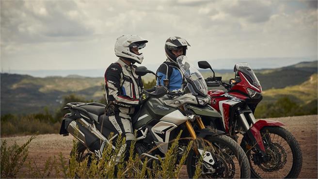 Enfrentamos la referencia del mercado trail de media cilindrada con una dura rival, la Tiger 900