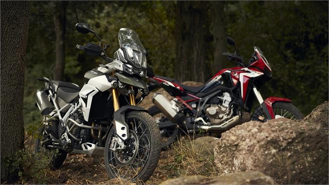 Enfrentamos la referencia del mercado trail de media cilindrada con una dura rival, la Tiger 900
