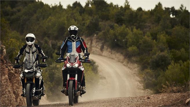 Enfrentamos la referencia del mercado trail de media cilindrada con una dura rival, la Tiger 900