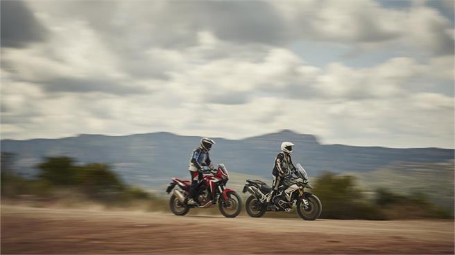 Enfrentamos la referencia del mercado trail de media cilindrada con una dura rival, la Tiger 900