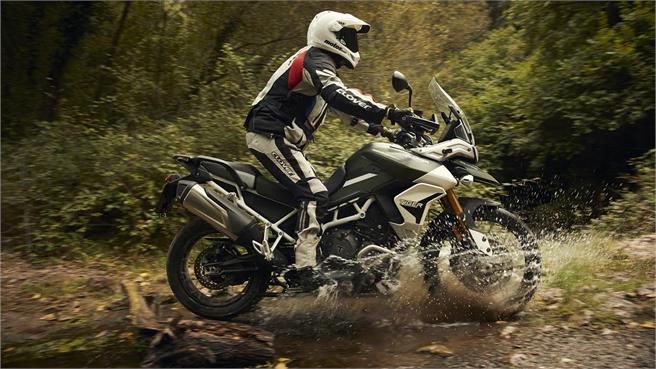 Enfrentamos la referencia del mercado trail de media cilindrada con una dura rival, la Tiger 900