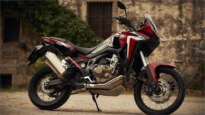 Enfrentamos la referencia del mercado trail de media cilindrada con una dura rival, la Tiger 900