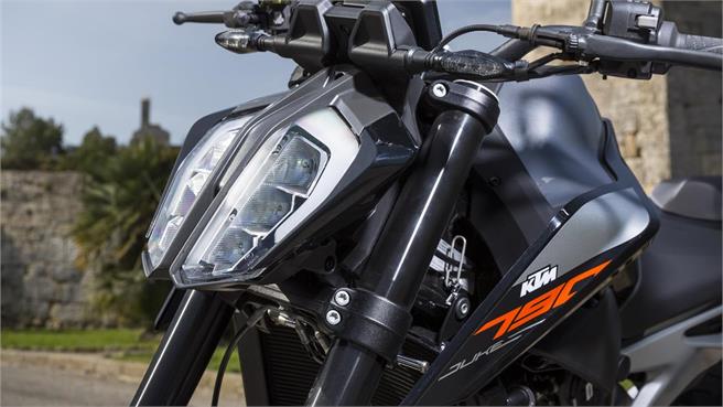 KTM 790 Duke, Ducati Monster 821, Triumph Street Triple R y Yamaha MT09 SP