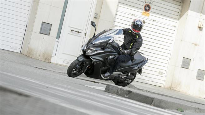 KYMCO AK 550: Ataque al segmento