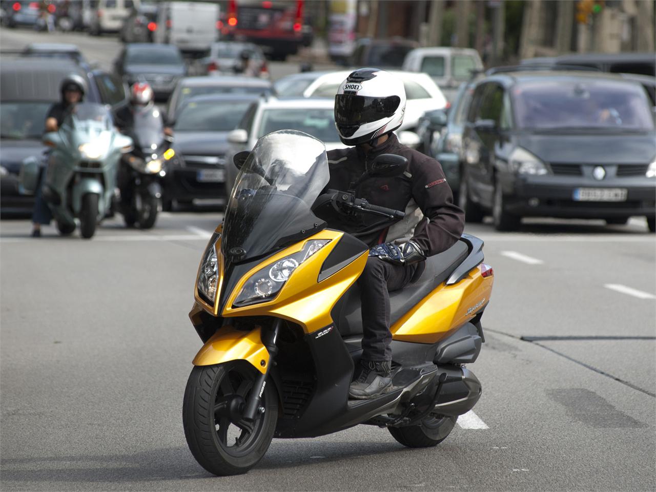 Cómo cambiar la batería de la moto Kymco Super Dink 125 