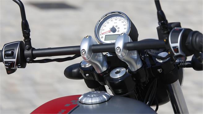 Presentación Moto Guzzi V9
