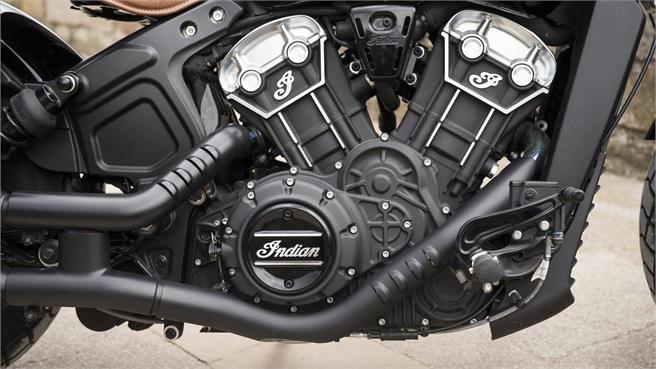 Indian Bobber vs Triumph Bobber Black