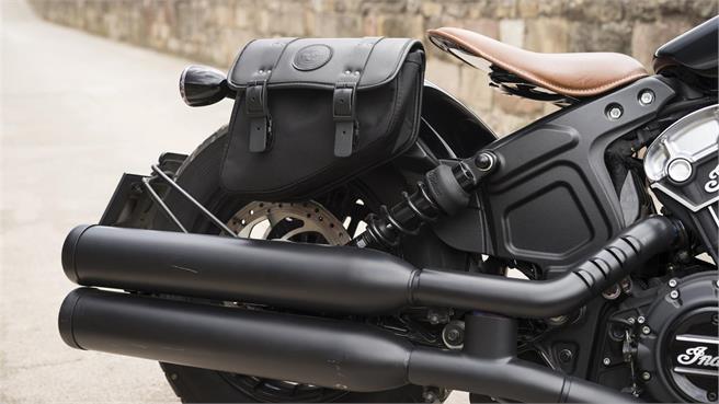 Indian Bobber vs Triumph Bobber Black