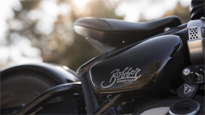 Indian Bobber vs Triumph Bobber Black