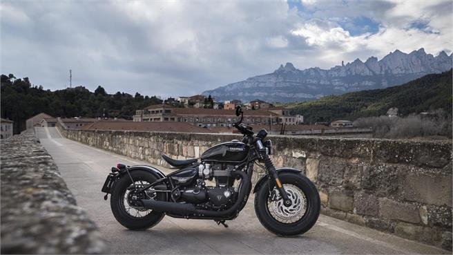 Indian Bobber vs Triumph Bobber Black