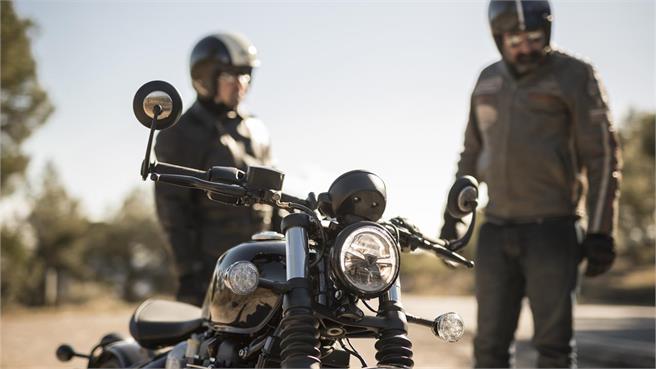 Indian Bobber vs Triumph Bobber Black
