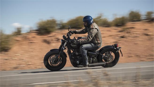 Indian Bobber vs Triumph Bobber Black