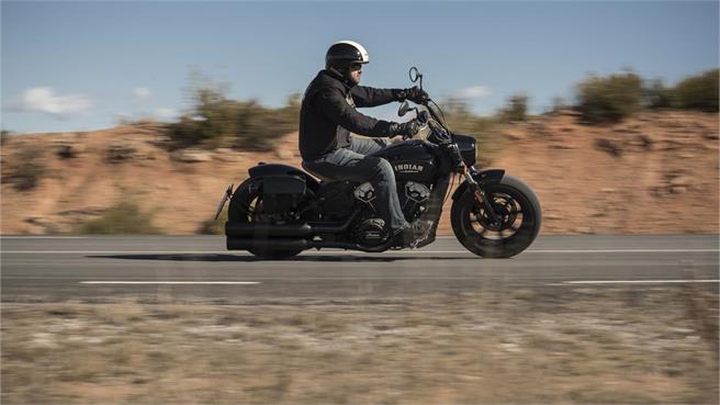Indian Bobber vs Triumph Bobber Black