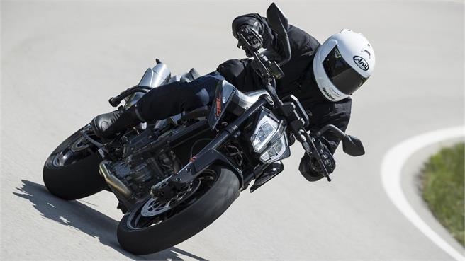 KTM 790 Duke, Ducati Monster 821, Triumph Street Triple R y Yamaha MT09 SP