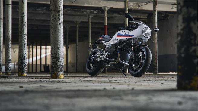 BMW nineT Racer vs Kawasaki Z900RS Cafe