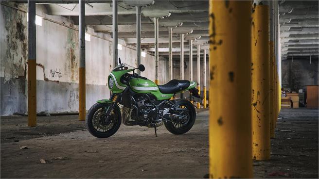 BMW nineT Racer vs Kawasaki Z900RS Cafe