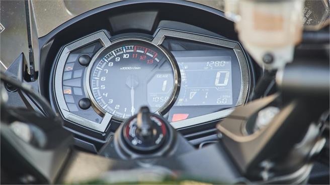 Kawasaki H2 SX SE vs Z1000 SX