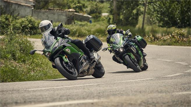 Kawasaki H2 SX SE vs Z1000 SX