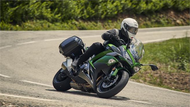 Kawasaki H2 SX SE vs Z1000 SX
