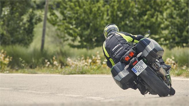 Kawasaki H2 SX SE vs Z1000 SX