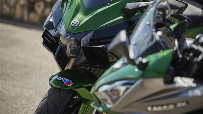 Kawasaki H2 SX SE vs Z1000 SX