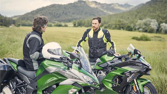 Kawasaki H2 SX SE vs Z1000 SX