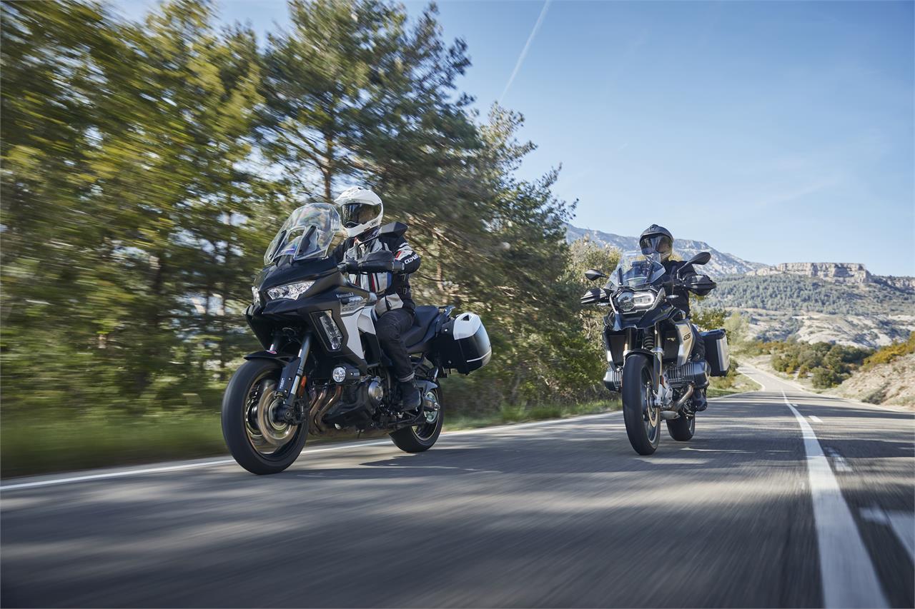 bmw gs 1250 vs kawasaki versys 1000