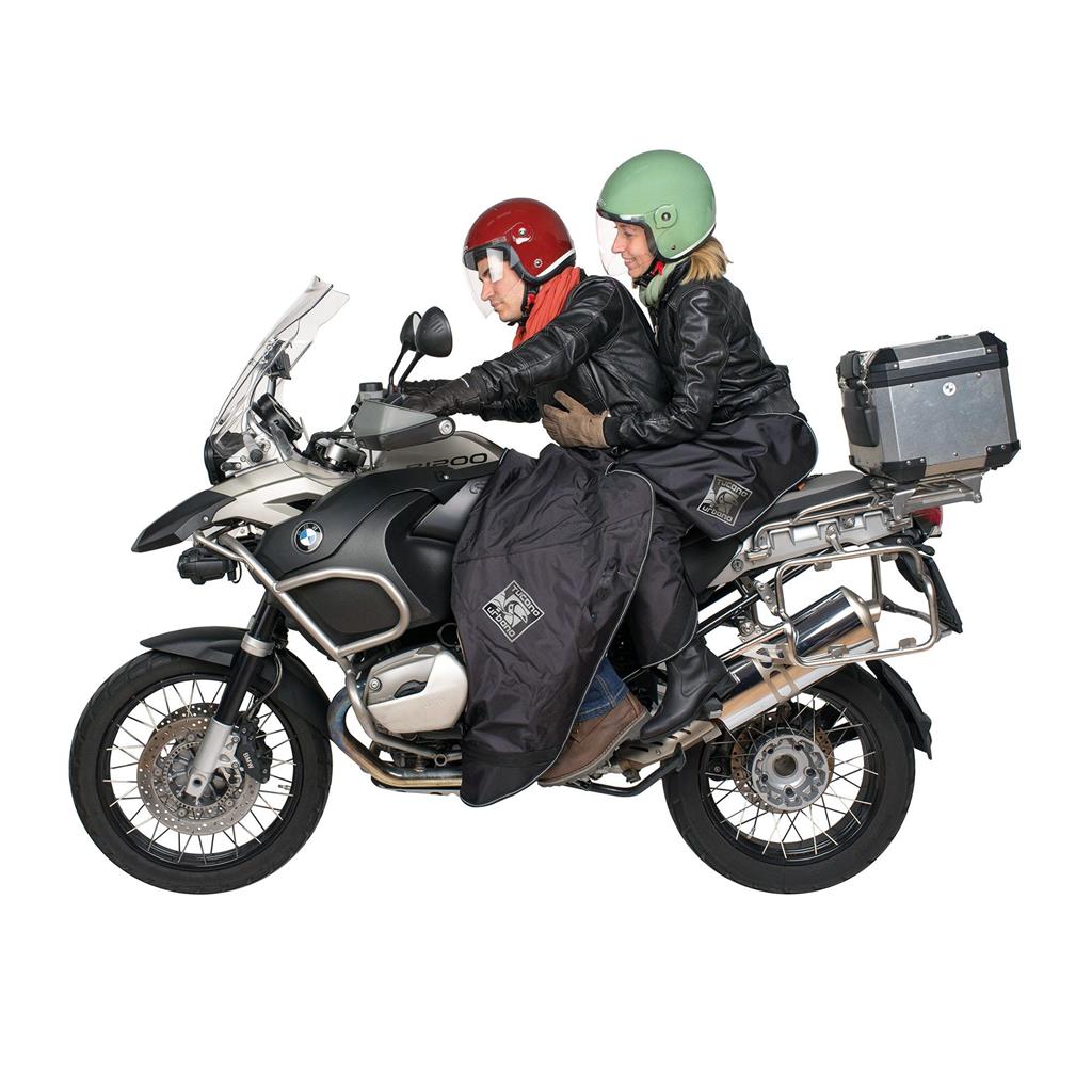 Hay diferentes gadgets y soluciones para equipar la moto durante el invierno como este cubrepiernas.